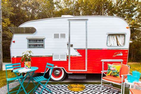 SHASTA_RV_RED CAMPER
